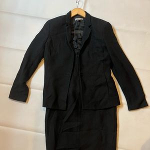 Anne Klein skirted Suit. Womens 8. Includes skirt and blazer